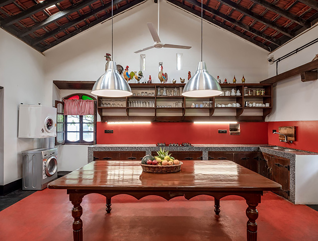 Bastora House - Kitchen and dining area